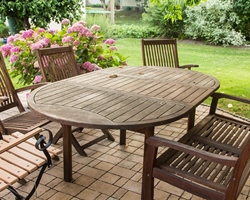 3 beneficios de barnizar los muebles de madera exteriores