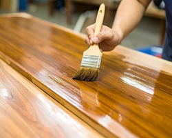 Cómo restaurar una mesa antigua con pintura y barniz