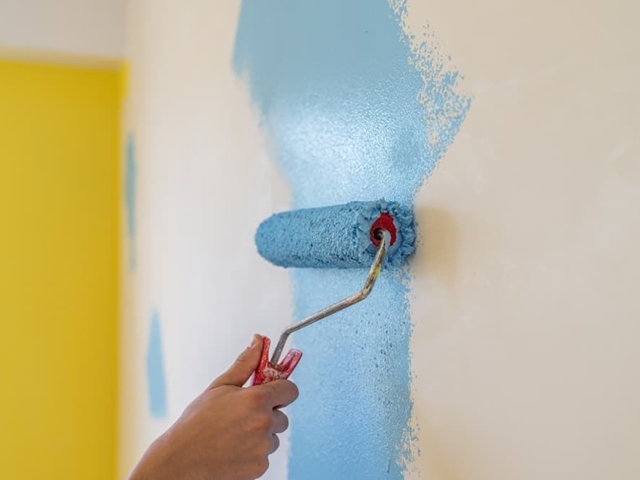 ¿Cuánto tarda en secar la pintura en una habitación sin gran ventilación?