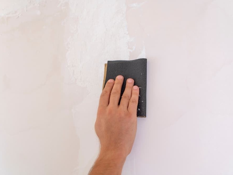 ¿Hay que lijar la pared antes de pintar?