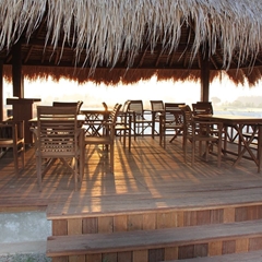 ¿Por qué se deben barnizar los muebles exteriores de madera?